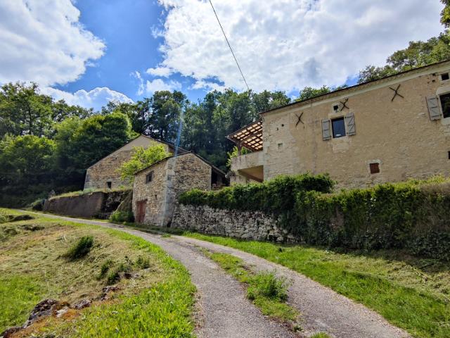 Propriété quercynoise à rénover avec dépendances et 6950 m2 terrain avec source