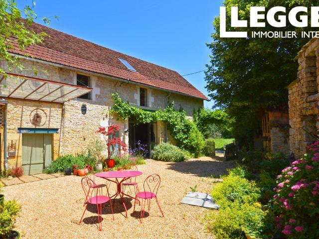 Propriété rare avec cour intérieur et pigeonnier dans un cadre bucolique avec piscine et dépendances