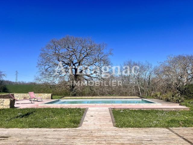 Propriété rénovée avec piscine et dépendances 230m² Roquebrune
