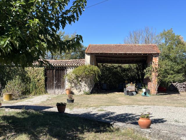 PROPRIETE RENOVEE AVEC PLUS DE 25 HECTARES