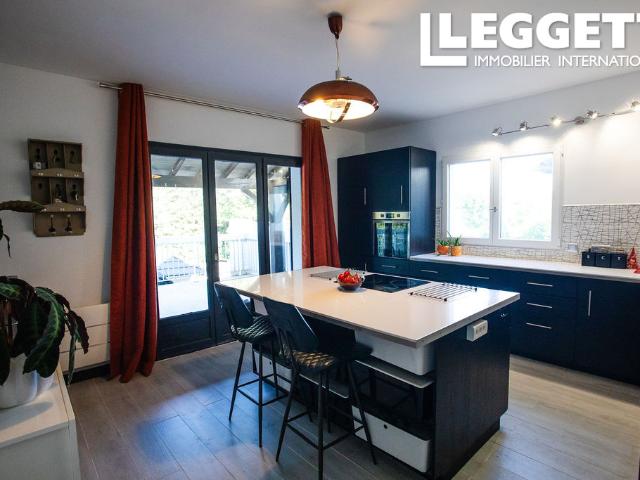 Propriété renovée: Commerce 300M2 sol total 240M2 surface hab: Maison et gîte, belle terrasse, jardin plat
