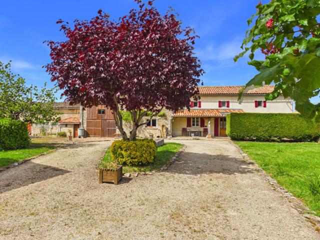 Propriété rénovée de 3 chambres dans un hameau, avec de nombreuses dépendances et de beaux jardins