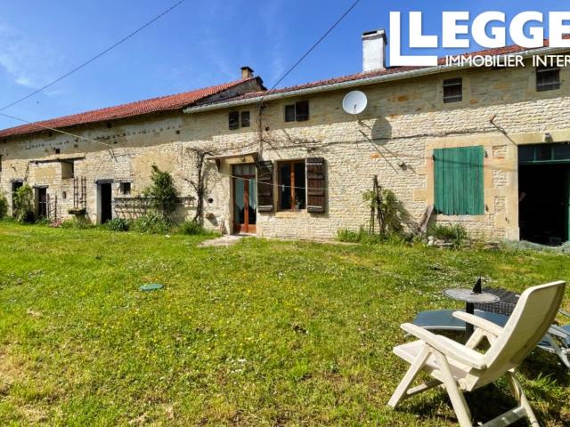 Propriété rurale avec 2 maisons, une troisième maison à finir de rénover, plusieurs dépendances et un hangar