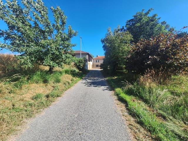 Propriété rurale exceptionnelle à vendre en exclusivité dans les Hautes Pyrénées: une ancienne ferme avec maison 5 chambres, lac, terrain privé de 15 hectares, hangars, et un gîte 3 chambres