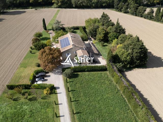 Propriété rurale en pierres de 2 habitations sur 5 ha 330m² Montélimar