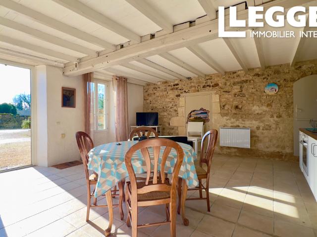 Propriété traditionnelle Charentaise, 2 maisons individuelles, 10 chambres, piscine,10 mins de Pons