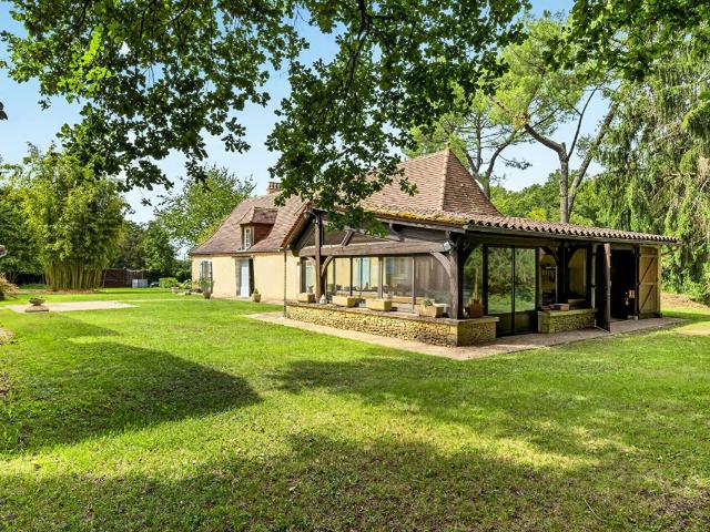 Propriété type longère en pierre, avec piscine, sur un terrain arboré de plus de 15 000 m²