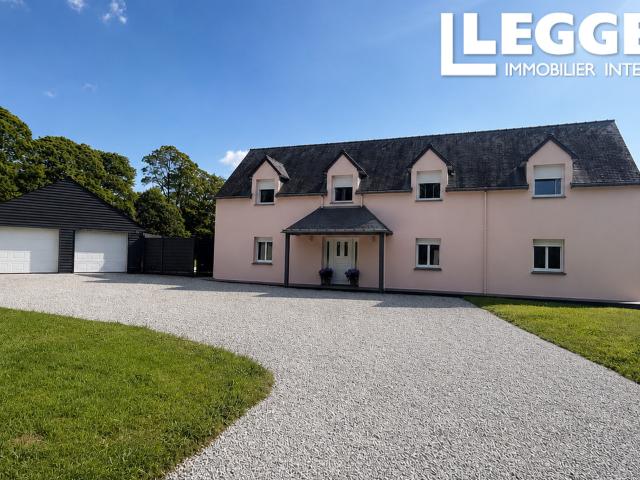 Propriété unique de 5 chambres et 3 salles de bains, piscine chauffée, double garage et 6 400 m² de terrain