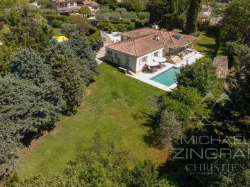 Propriété verdoyante proche du village
