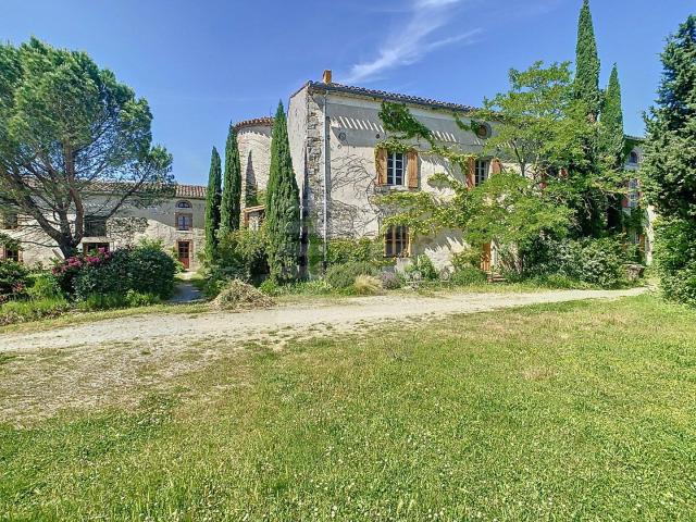 Vaste Propriété Rurale au Pied du Massif de la Malepère Vue. 827m² Carcassonne
