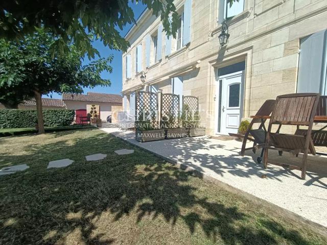 Propriété viticole dans un bel environnement avec Gîte 278m² Bourg