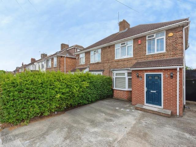 Prospect Close, Hounslow, TW3 3 bed semi detached house to rent £2,500 pcm £577 pw