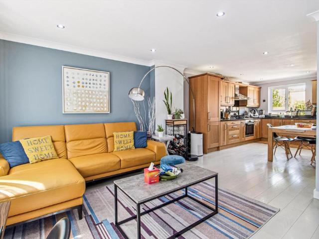 Prospect Place, Wapping Wall, London E1W 3 bed flat to rent £3,497 pcm £807 pw