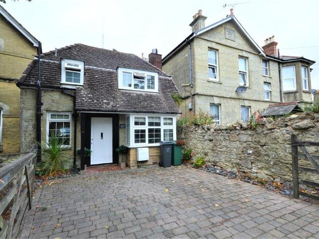 Prospect Road, PO37 2 bed terraced house to rent £1,300 pcm £300 pw