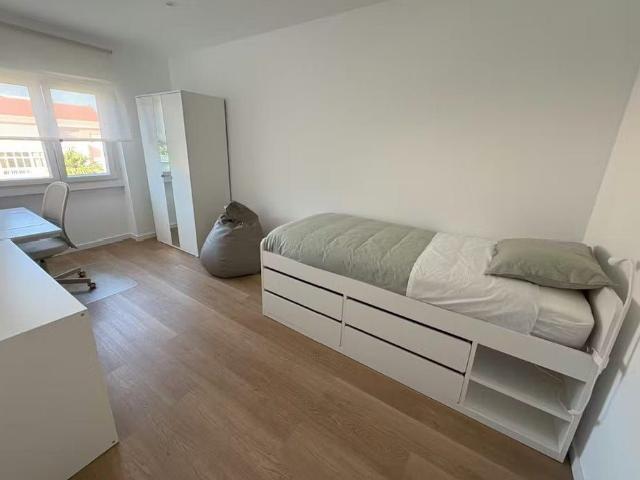 Praceta Primeiro de Maio, Amadora, Lisbon 2720