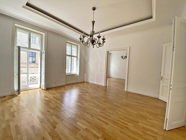 Prachtvolle, komplett sanierte Luxus Altbauwohnung im Diplomatenviertel
