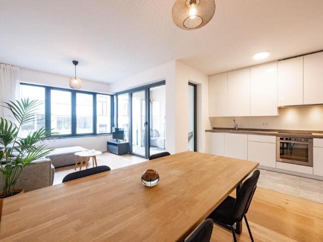 Prachtig 2 slaapkamer appartement met garage