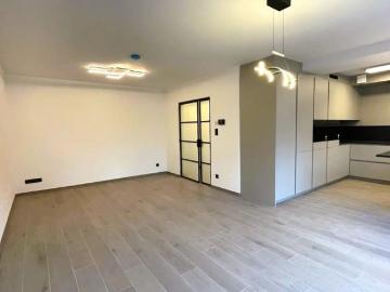 Prachtig afgewerkt en energetisch gerenoveerd gelijkvloers appartement op topligging met grote garagebox