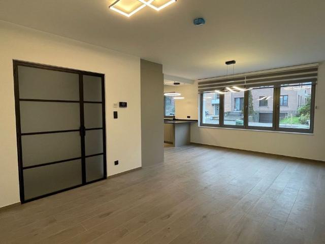 Prachtig afgewerkt en energetisch gerenoveerd gelijkvloers appartement op topligging met grote garagebox