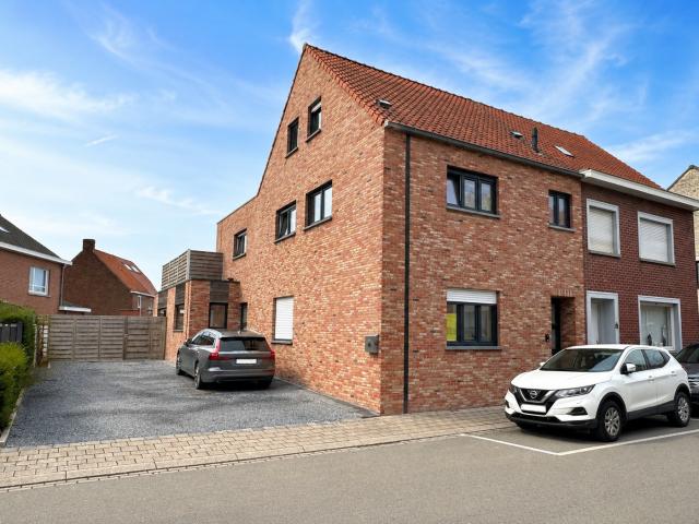 PRACHTIG DUPLEX APPARTEMENT MET RUIM TERRAS TE MEULEBEKE