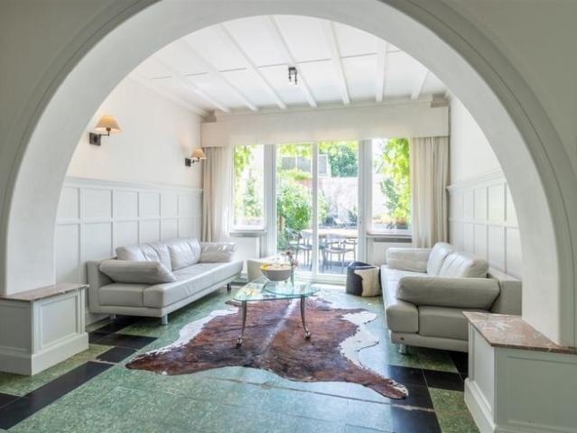 Prachtig gemeubelde herenwoning met 5 tot 6 slpks