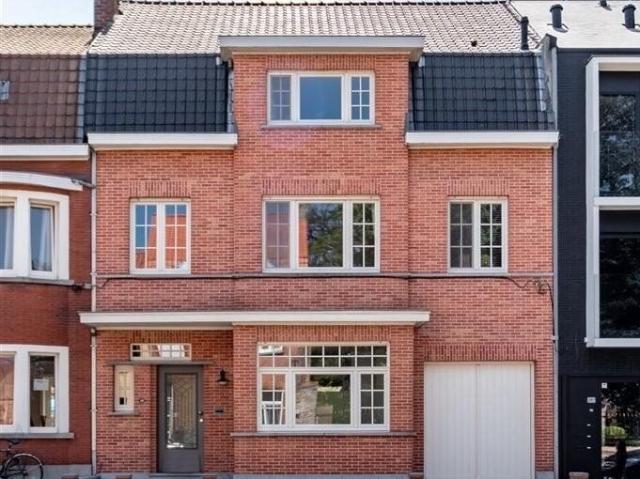 Prachtig gemeubelde herenwoning met 5 tot 6 slpks