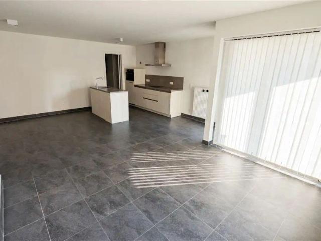 PRACHTIG GELIJKVLOERS APPARTEMENT MET 2 SLP EN TERRAS EN CARPORT TE DENDERWINDEKE
