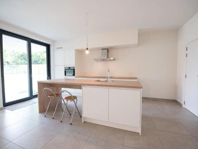 Prachtig gelijkvloers appartement van 147m² te Sint Eloois Vijve met tuintje en overdekt terras