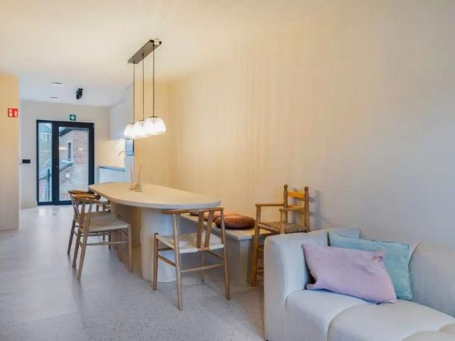 PRACHTIG GERENOVEERD 4 SLAAPKAMERAPPARTEMENT TE HUUR OP JAARBASIS
