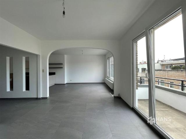 Prachtig gerenoveerd twee slaapkamer appartement van ca. 105m² in charmant gebouw op toplocatie!