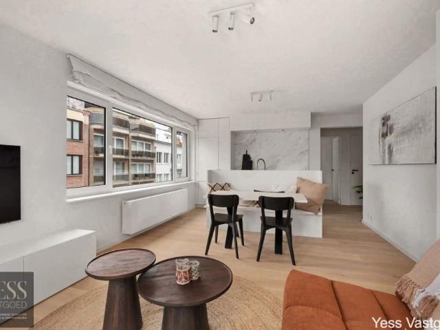 Prachtig gerenoveerd app met 2 slaapkamer centraal gelegen