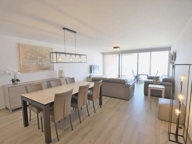 Prachtig gerenoveerd appartement met frontaal zeezicht – Van