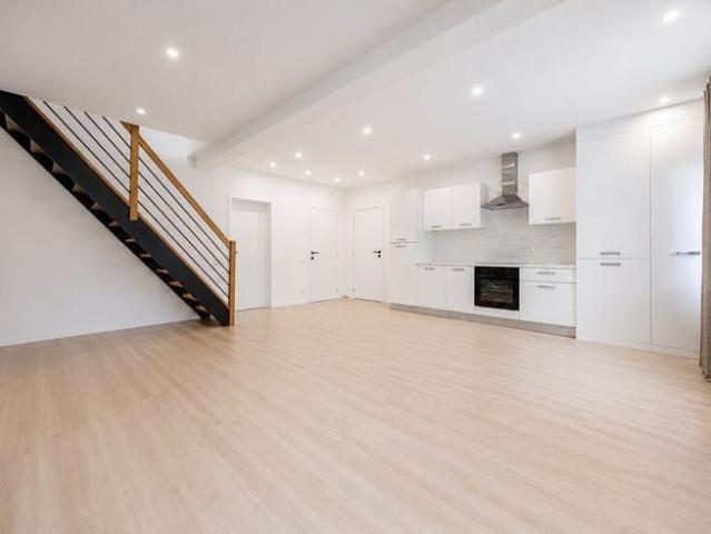 Prachtig gerenoveerde duplex met 3 slaapkamers en autostaan