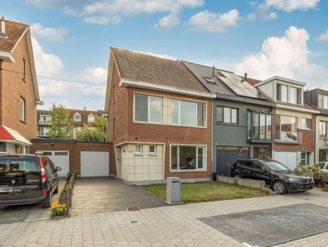 Prachtig gerenoveerde halfopen bebouwing met tuin en garage