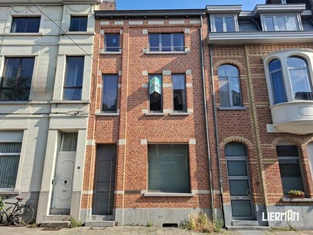 Prachtig gerenoveerde stadswoning met 3 slaapkamers en tuin