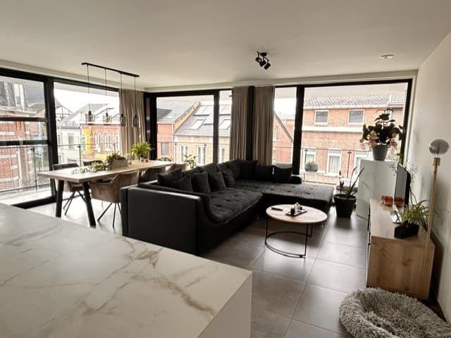 Prachtig hoek appartement op de tweede verdieping met 2 slaapkamers in hartje Bilzen