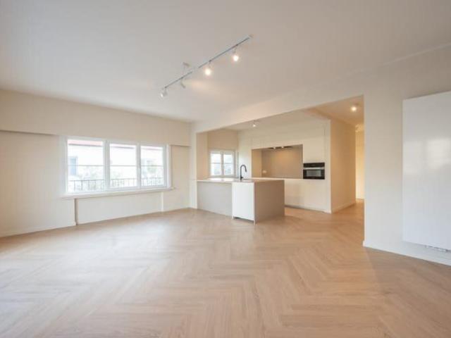 Prachtig lichtrijk hoekappartement te huur in de resident.