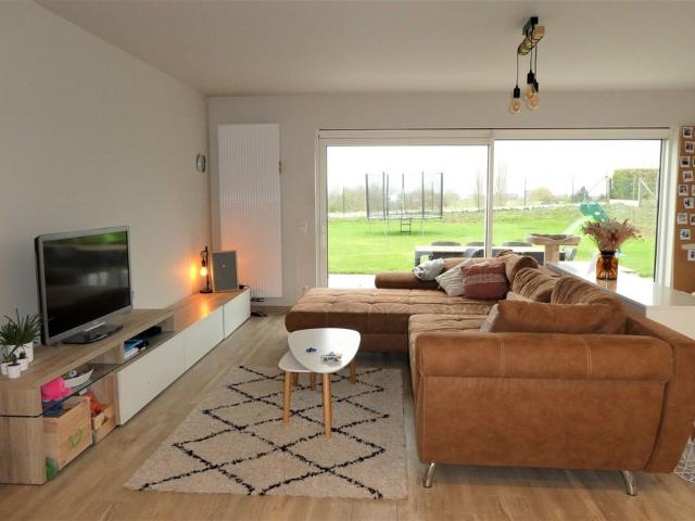 Prachtig nieuwbouw gelijkvloers appartement van 120m² met zuidgericht terras v 54m², tuin, 6 zonnepanelen en twee staanplaatsen. Toegankelijk met rolstoel. Aanrader!