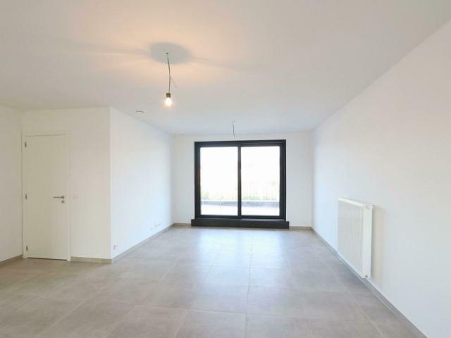 Prachtig nieuwbouwappartement met terras én autostaanplaats te huur in centrum Beveren!