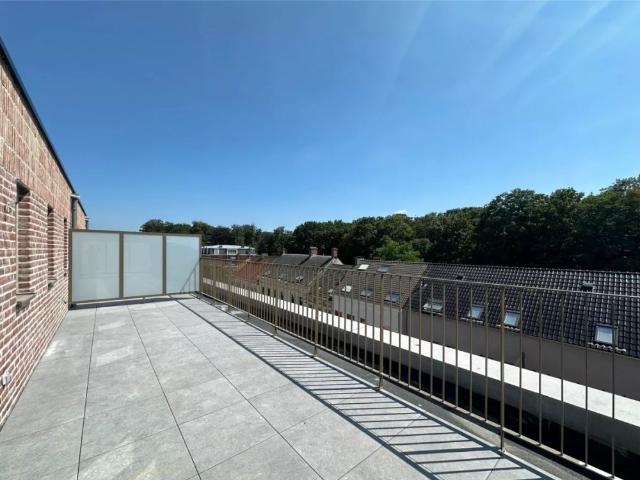 Prachtig nieuwbouwdakappartement met 2 zeer grote terrassen 18 m² + 21 m² met zicht op Rivierenhof