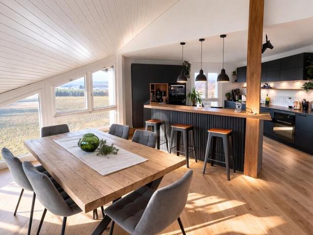 PRÄCHTIG RENOVIERT, GERÄUMIG MIT OFFENER AUSSICHT