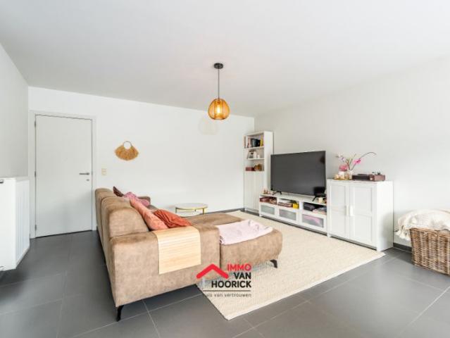Prachtig, ruim gelijkvloers appartement met 2 slaapkamers, tuin en garage!