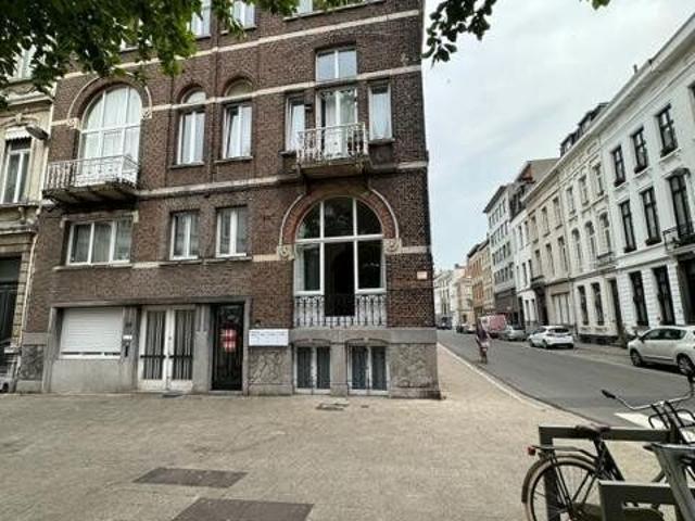 Prachtig ruim gerenoveerd 2 slpk. appartement met tuin