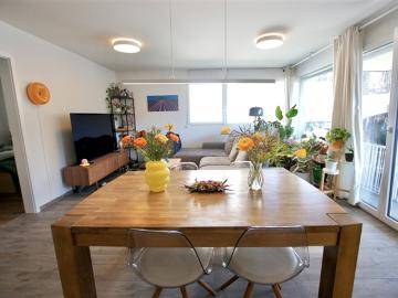 Prächtige 3,5 Zimmer Wohnung in Remaufens mit einem überdachten Platz