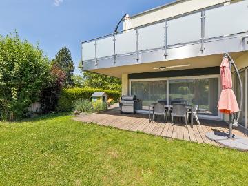 Prächtige 4,5 Zimmer Wohnung mit Terrasse und Garten zum Verkauf in Rossens