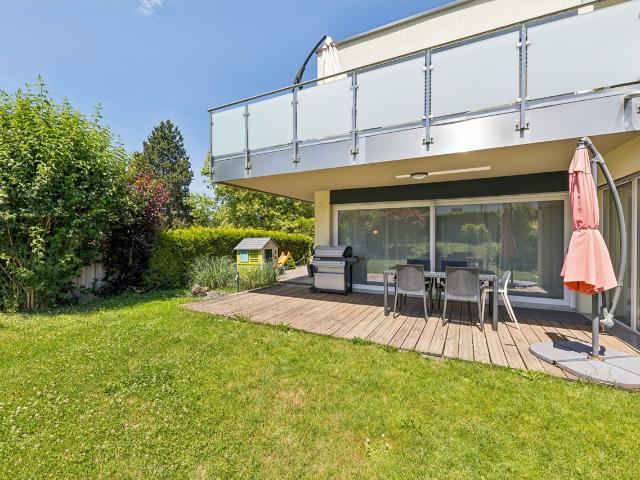 Prächtige 4,5 Zimmer Wohnung mit Terrasse und Garten zum Verkauf in Rossens