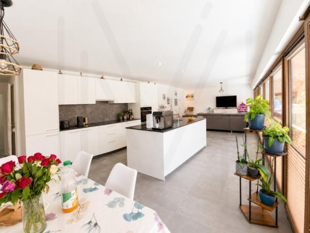 Prächtige 4,5 Zimmer Wohnung im ersten Stock