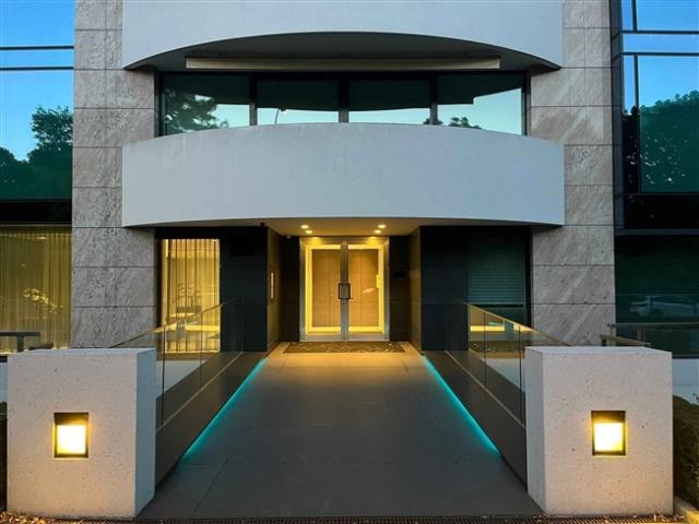 Prächtige 4 Zimmer Wohnung mit Terrasse in einer hochrangigen Residenz