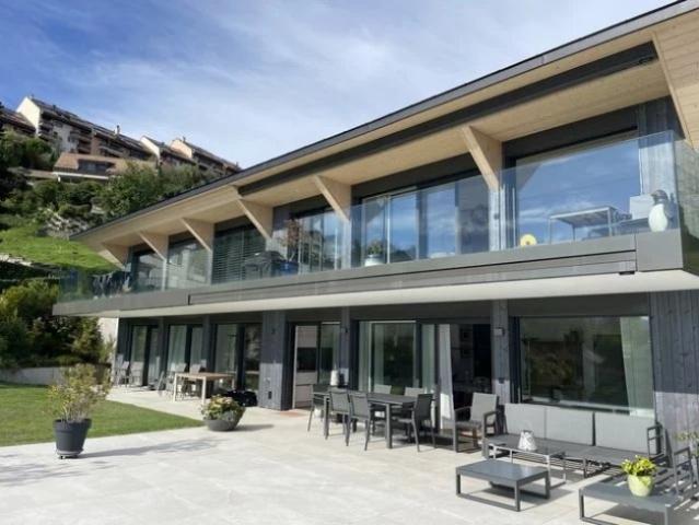 Prächtige 5,5 Zimmer Wohnung im ersten Stock mit Blick auf den See und einem großen Balkon von 47 m²