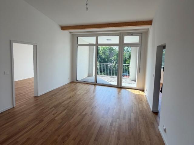 Prächtige 6 Zimmer Wohnung im 2. Stock